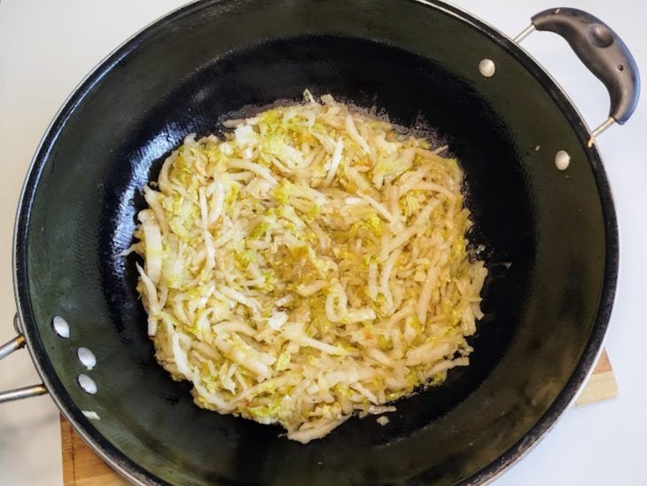 Uma frigideira com acelga, cebola, alho e temperos.