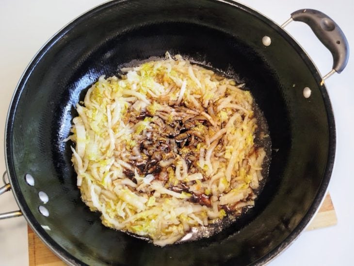 Uma frigideira com acelga, cebola, alho e temperos.