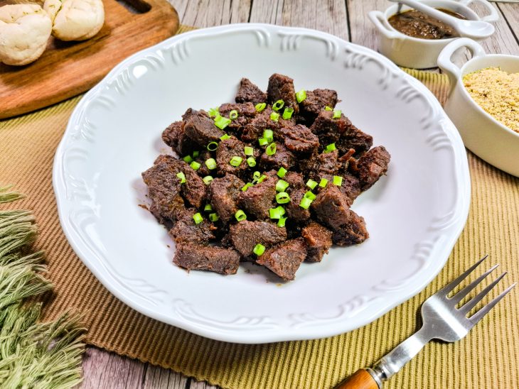 acém frito finalizado com cebolinha picada.