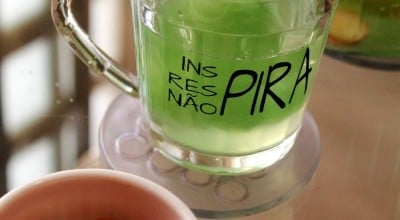 Água saborizada com gelo verde