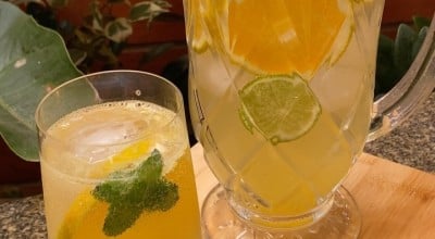 Água saborizada de laranja e limão