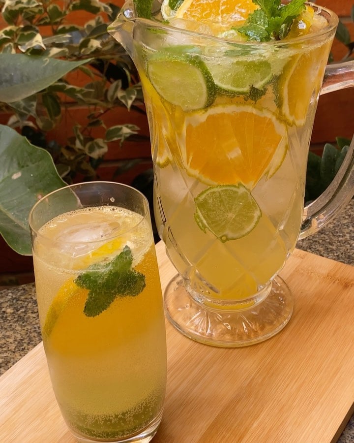 Água saborizada de laranja e limão