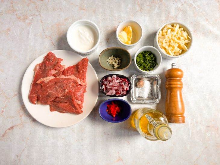 Ingredientes reunidos na bancada.