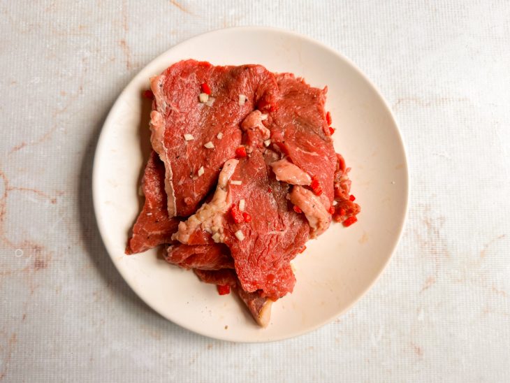 Bifes temperados com alho, sal e as pimentas.