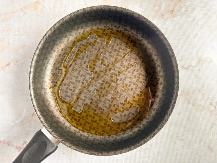 Óleo quente na frigideira.