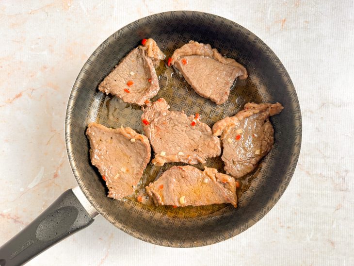 Bifes grelhados na frigideiria.