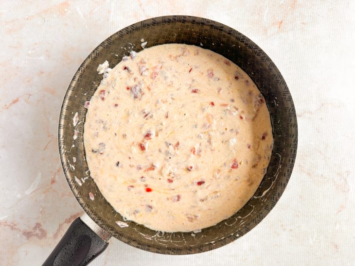 Queijo mussarela adicionado na panela.