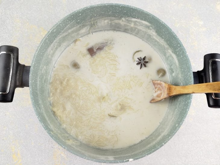 Aletria cozinhando no leite quente.