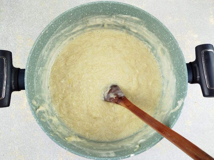 Gemas temperadas sendo incorporadas ao creme.