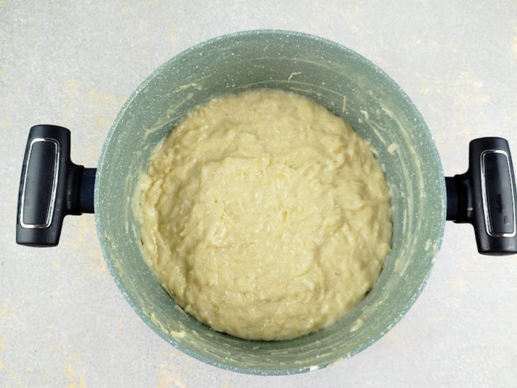 Creme engrossando enquanto é mexido.