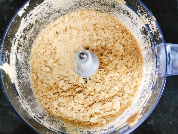 Bolachas trituradas no processador.