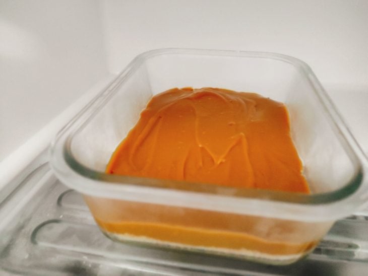 Doce de leite adicionado sobre a camada de bolacha.