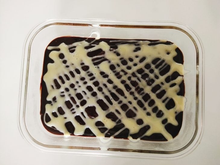 Alfajor de travessa decorado com ganache de chocolate branco.