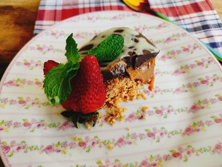 Alfajor de travessa servido em um prato, pronto para consumo.
