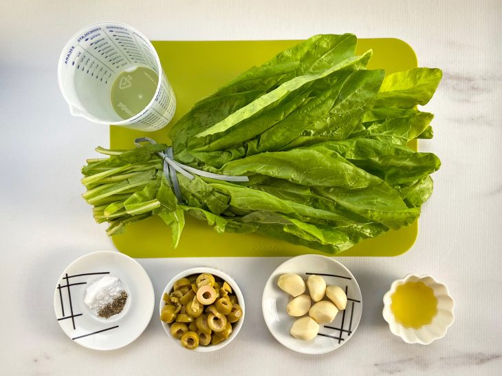 Uma bancada com os ingredientes separados.