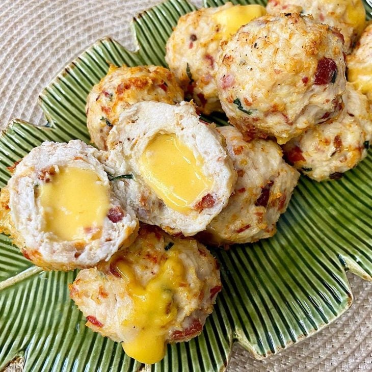 Almôndega de frango com queijo e bacon