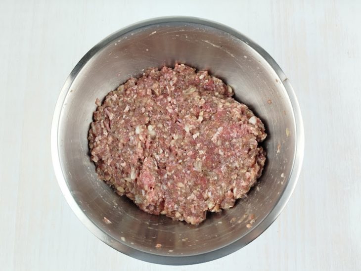 Carne temperada na tigela.