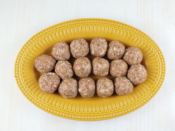 Carne já modelada em bolinhas.
