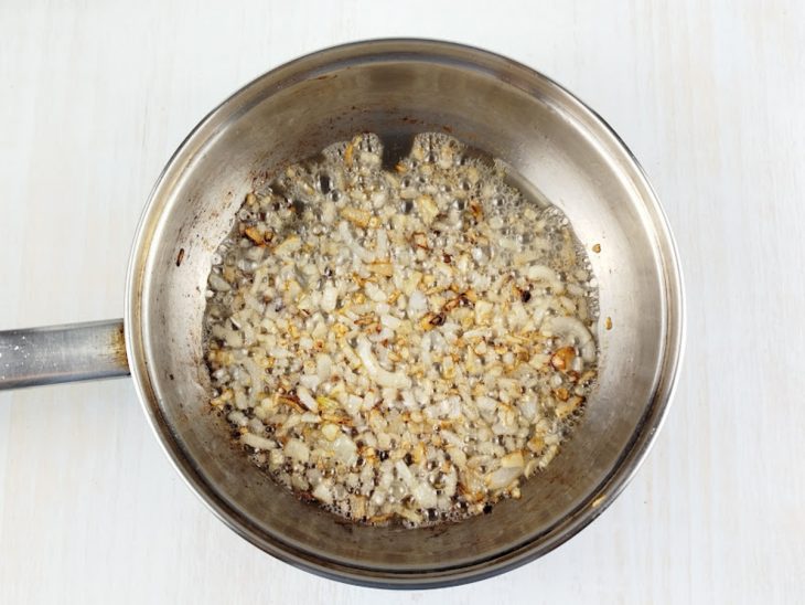 Cebola refogada na frigideira.