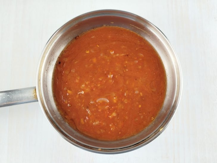 Molho de tomate adicionado a frigideira.