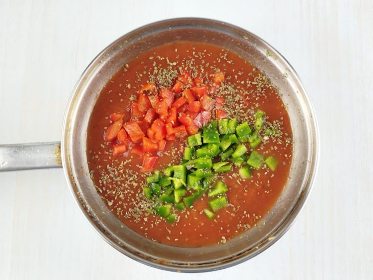 Pimentões adicionados ao molho.