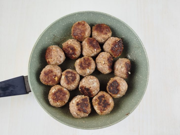 Almôndegas seladas em outra frigideira.