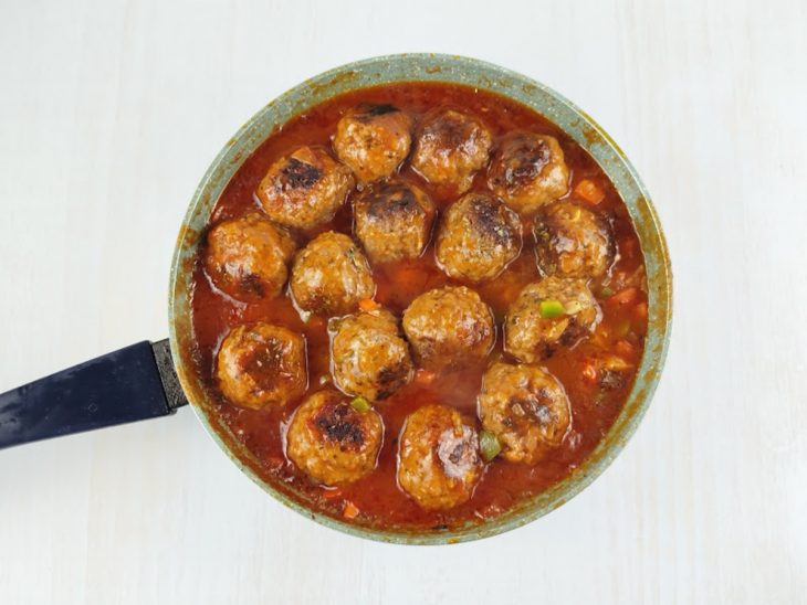 Molho adicionado as almôndegas.