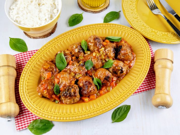 Almôndegas prontas, servidas em travessa.