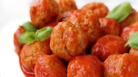 Almôndegas com molho de tomate