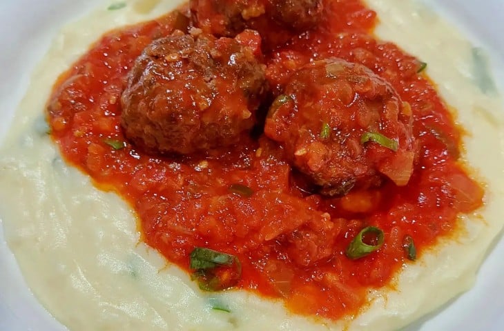 Almôndegas com molho e purê