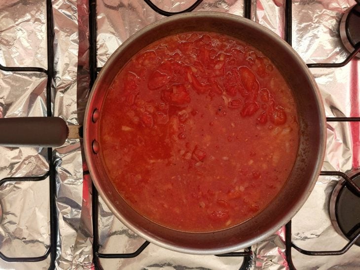 Uma panela com molho de tomate.