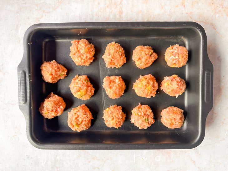 Bolinhas de carne na assadeira.