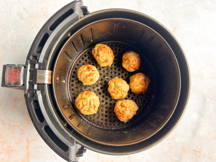 Almôndegas no cesto da airfryer.