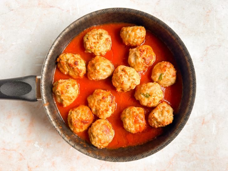 Almôndegas na frigideira com molho.