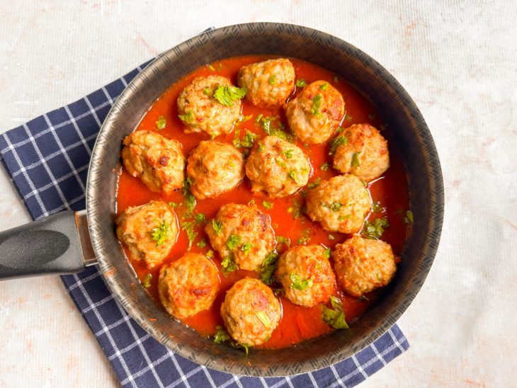 Almôndegas prontas, decoradas com cebolinha.