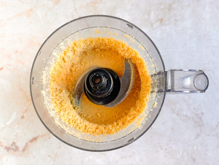 Grão-de-bico batido no processador.