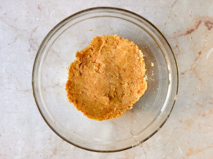 Grão-de-bico misturado com a farinha de aveia e páprica.