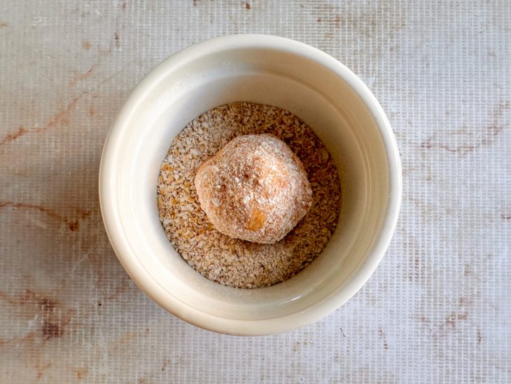 Bolinha empanada no farelo de aveia.