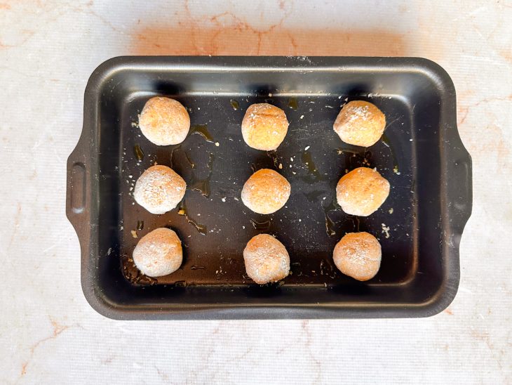 Almôndegas dispostas na forma.