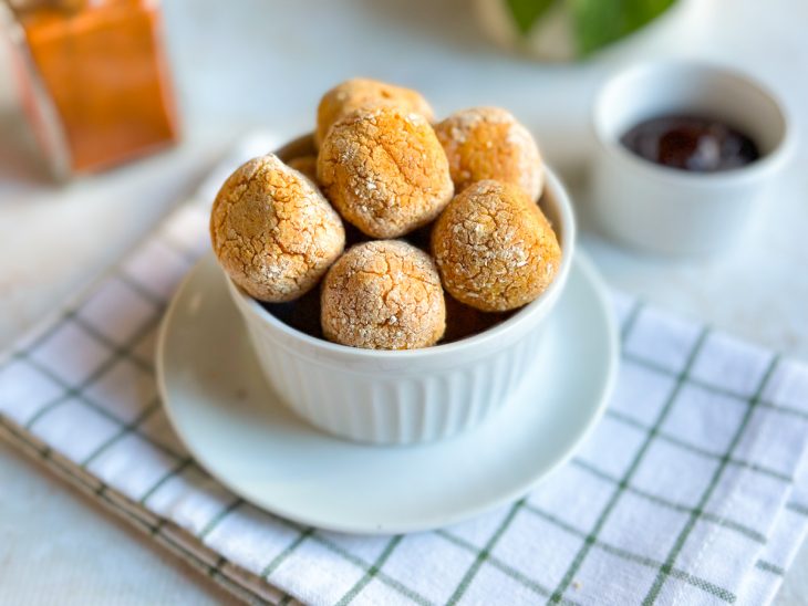 Almôndegas prontas, servidas em tigela.