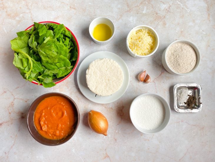 Ingredientes para a receita de almôndegas vegetarianas separados em uma bancada.