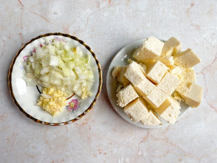 Alho e cebola picados, e ricota cortada em cubos médios.
