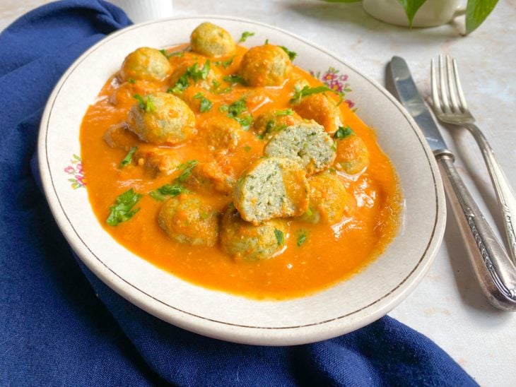 Almôndegas vegetarianas prontas para servir.