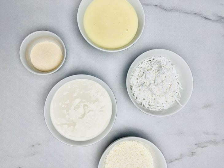 Ingredientes para a receita reunidos em uma superfície.