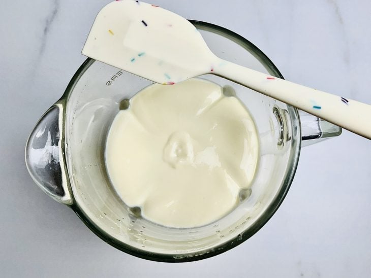 Ingredientes batidos com as laterais do copo do liquidificador limpas.