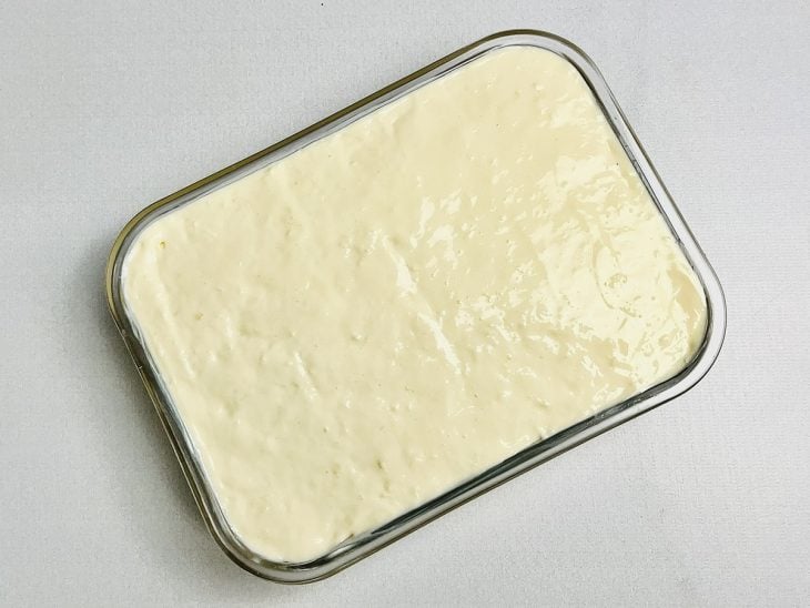 Mistura despejada no refratário de vidro.