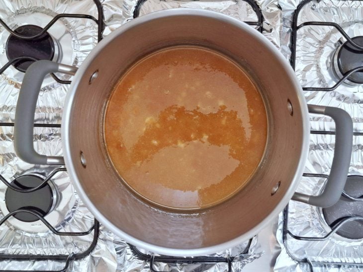 Caramelo em uma panela.