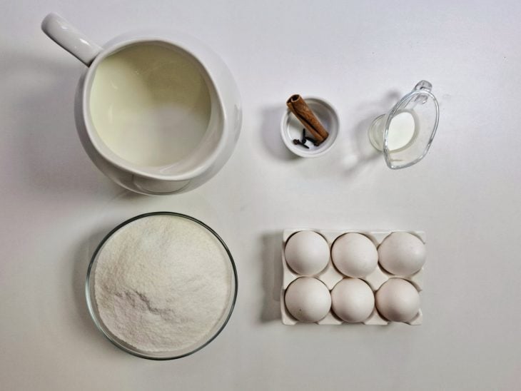 Ingredientes para a receita de ambrosia tradicional.
