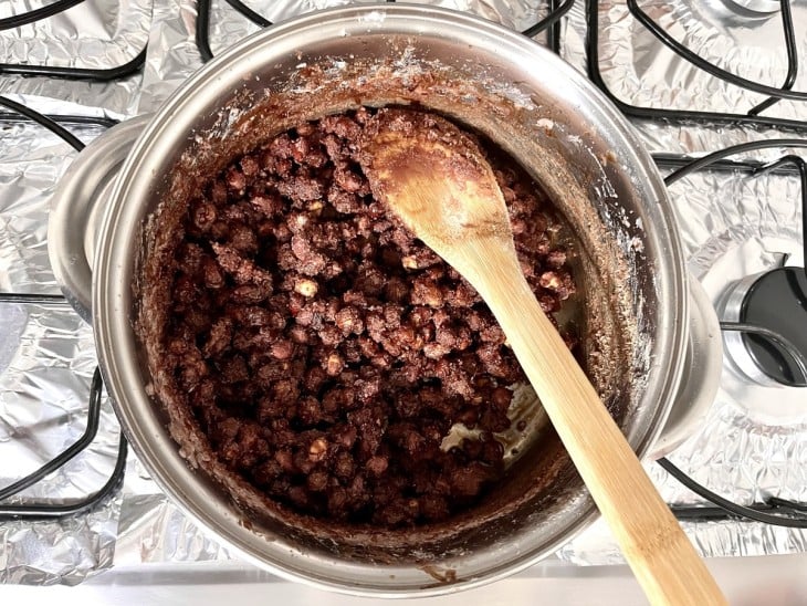 Uma panela com amendoim com calda açucarada.