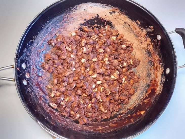 Uma frigideira com os amendoins praliné após secarem.
